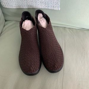 Woman’s corkys elastic pumps